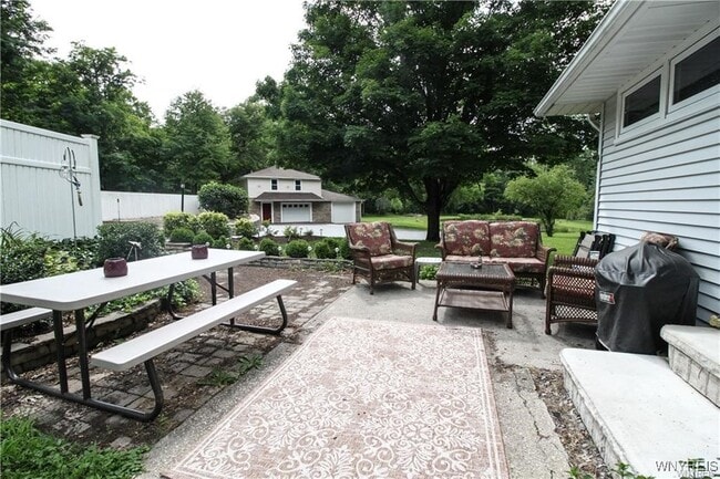 Building Photo - 1090 Stolle Rd