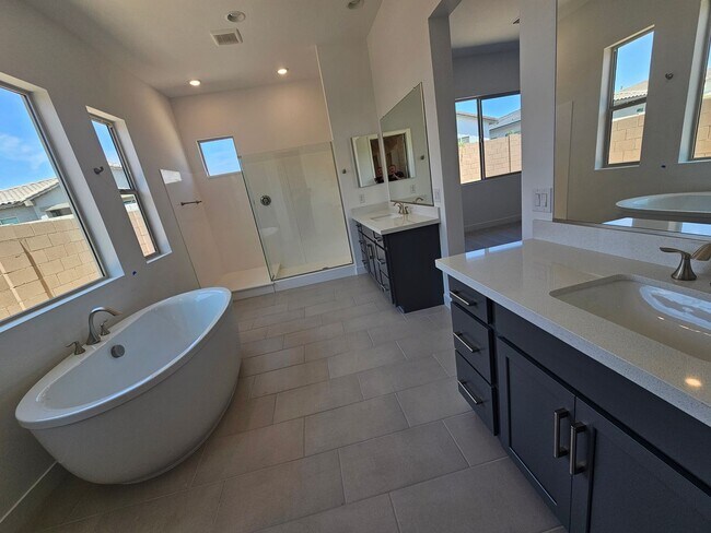Building Photo - Beautiful and spacious