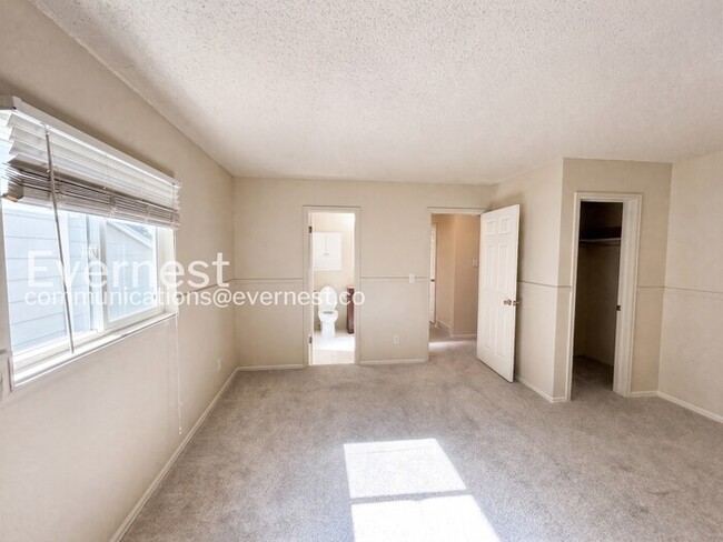 Building Photo - 4 Bed/2 Bath Home with Fenced Yard / Voucher Accepted / Available Now!