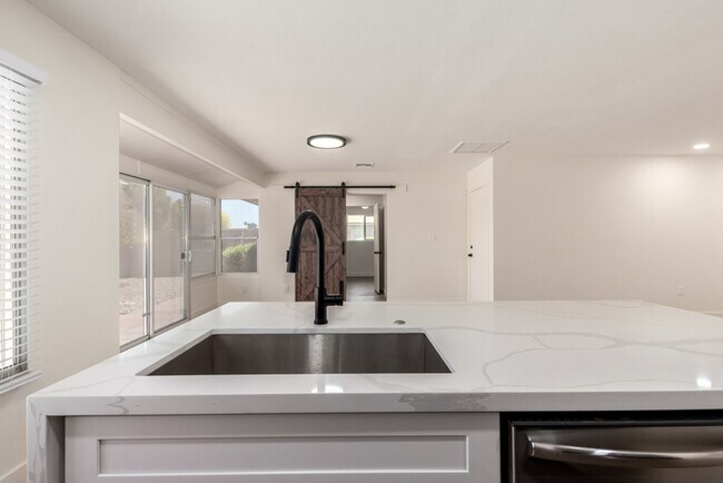 Building Photo - 17615 N Whispering Oaks Dr