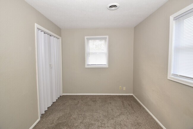 Building Photo - Mishawaka South-side 3 bedroom with a fenc...
