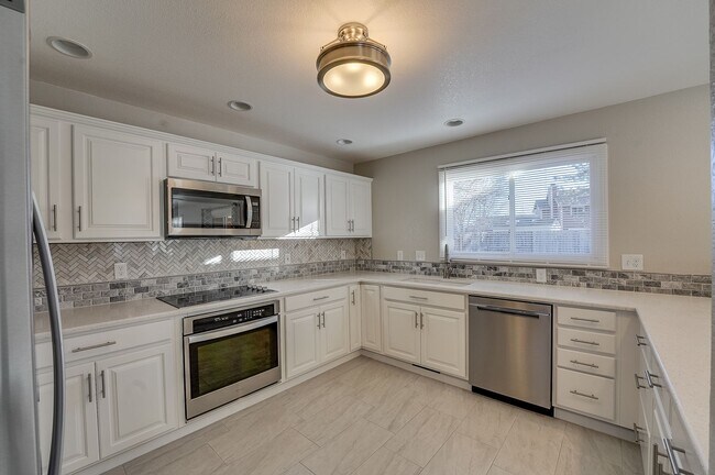 Building Photo - Beautiful 4 bed, 3.5 bath Home in Fort Collins Dakota Ridge Neighborhood