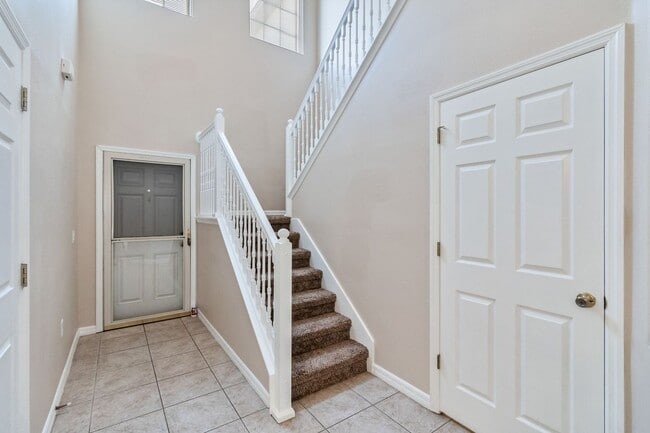 Building Photo - MOVE IN SPECIAL-Beautiful 2/2.5 Townhome W...