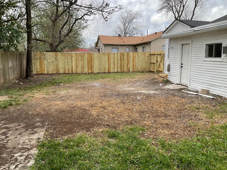 Building Photo - 326 E 1st St