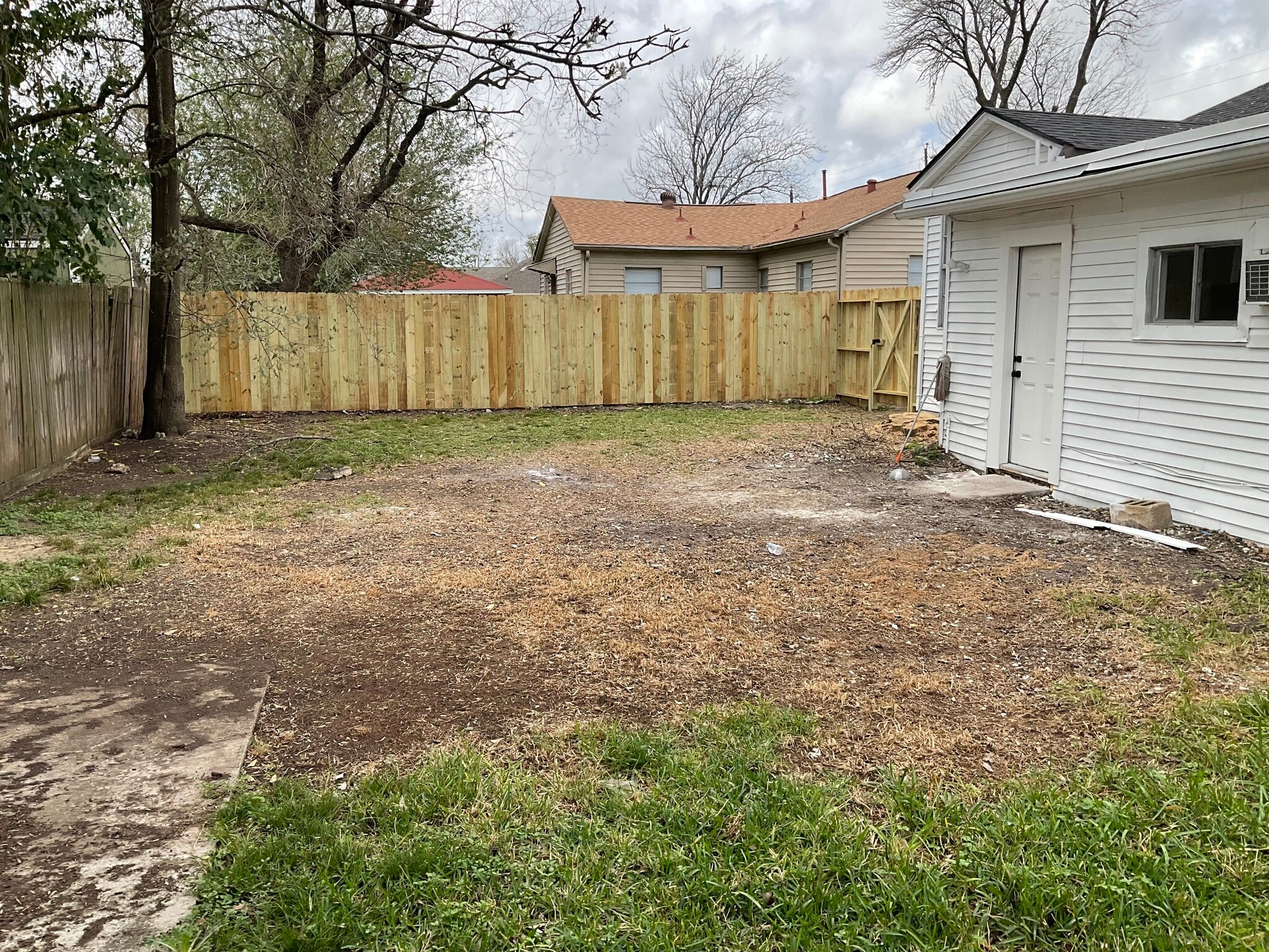 Building Photo - 326 E 1st St