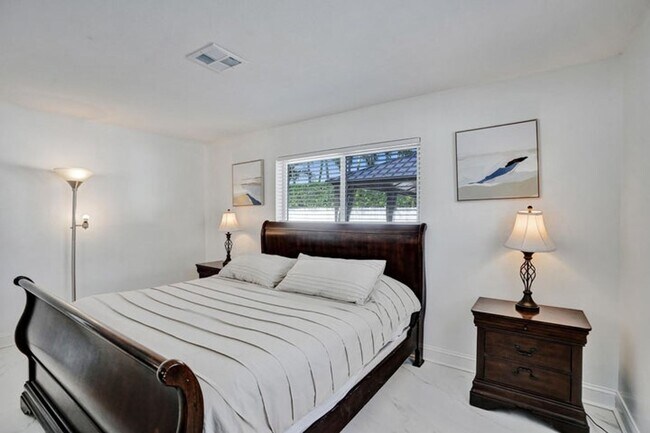 Building Photo - 1633 SE 5th Ct