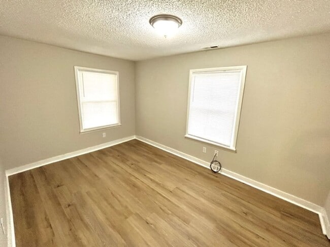 Building Photo - CUTE TWO BEDROOM/ONE BATH BUNGALOW!