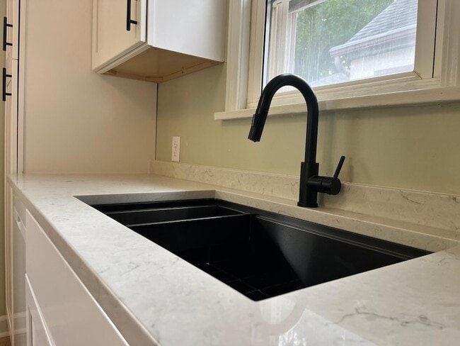 Building Photo - 837 Bidwell St