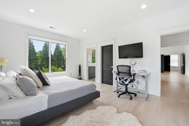 Building Photo - 2504 12th St N