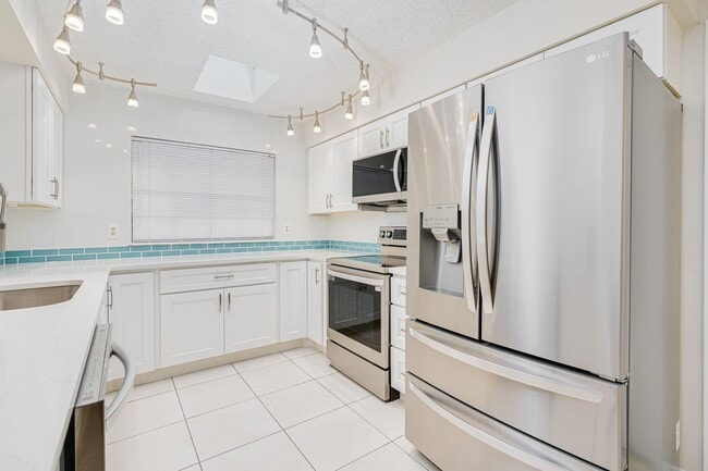 Building Photo - Renovated 3/2 Home in Daytona Beach