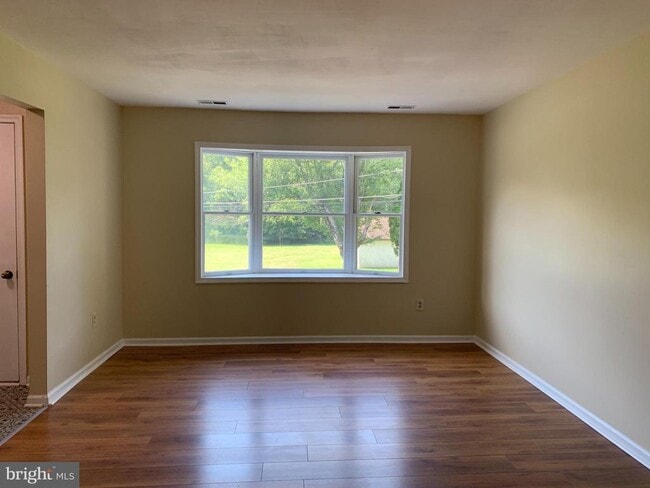 Primary Photo - 249 Periwinkle Ave