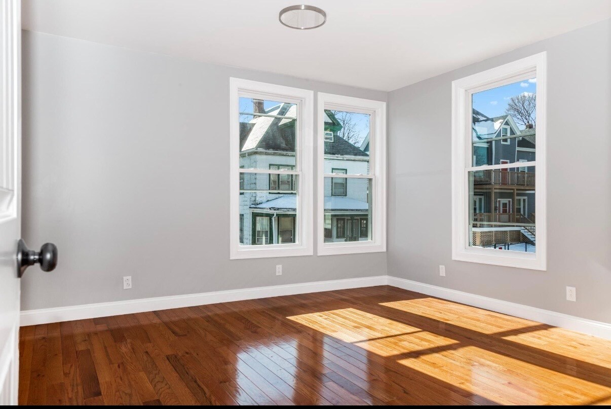 Building Photo - 16 Gaston St