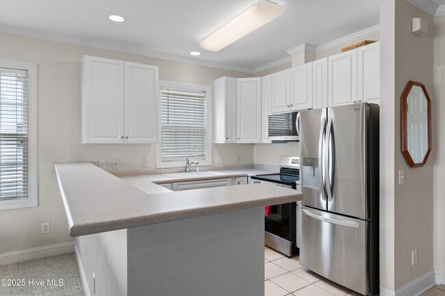 Building Photo - 2555 St James Dr SE