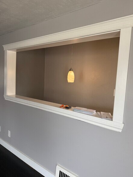 Building Photo - 9518 E Broadway Ave