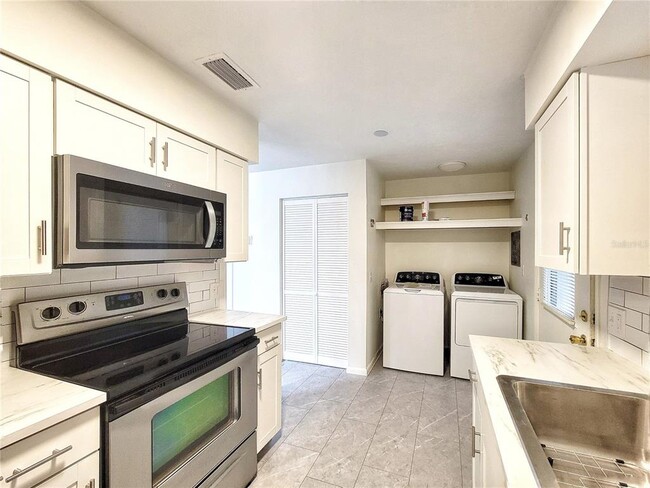 Building Photo - 2635 SW 35th Pl