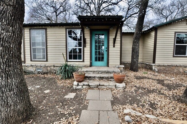 Building Photo - COMING SOON - FOR LEASE! Hard to Find Hors...
