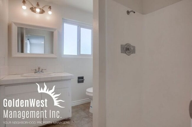 Building Photo - Newly Remodeled 5Bdm 3Ba Single-Family Hom...