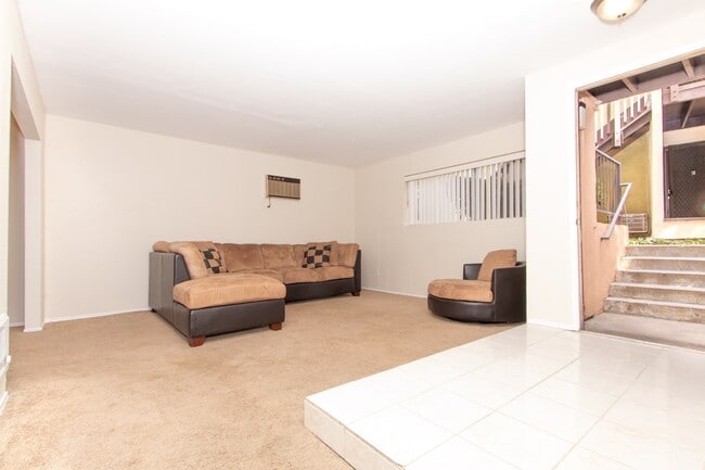 Building Photo - ***COMING SOON*** Private 2-bed/2-bath, Co...