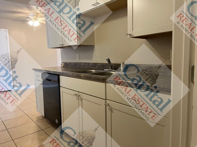 Building Photo - Charming 3 Bedroom