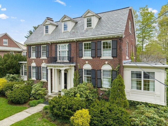 Building Photo - 1010 Centre St