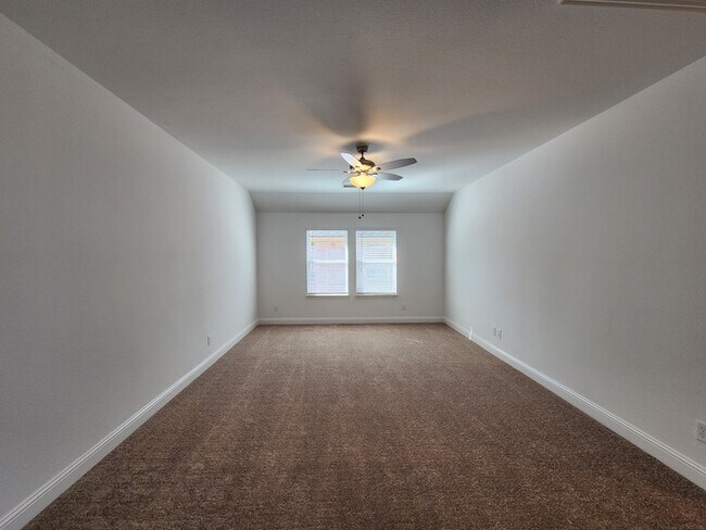Building Photo - Move-in Special: 50% off second full month...