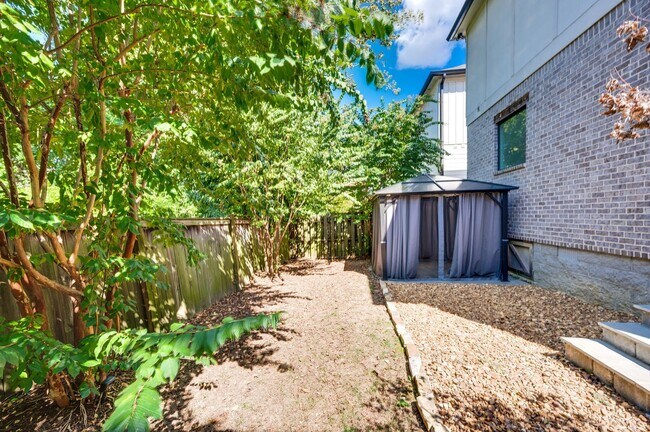 Building Photo - Stunning 4BE/3.5BA home in the heart of Green Hills!