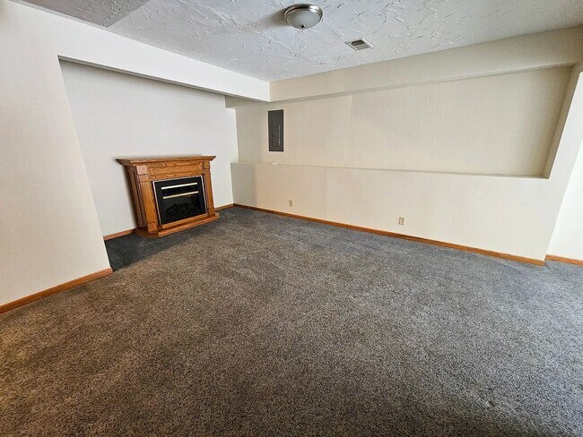 Building Photo - Beautiful 5 Bedroom 3 Bath Home for Rent in Lakeville!! Available NOW!