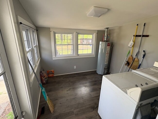 Building Photo - Fully furnished house on the outskirts of town.