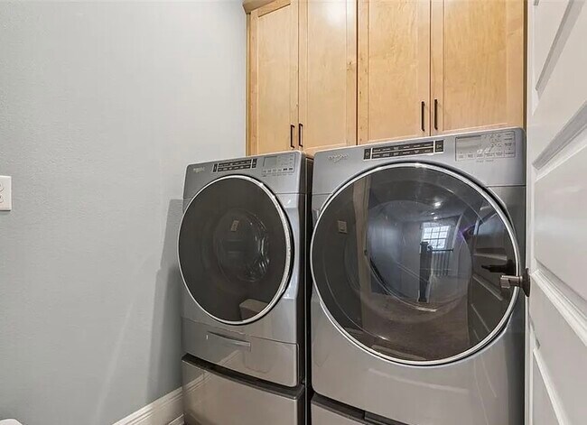 Building Photo - 2340 Woodside Way