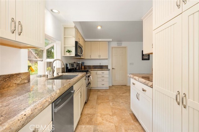 Building Photo - 20300 Oxnard St