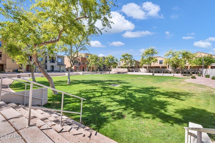 Building Photo - 2402 E 5th St