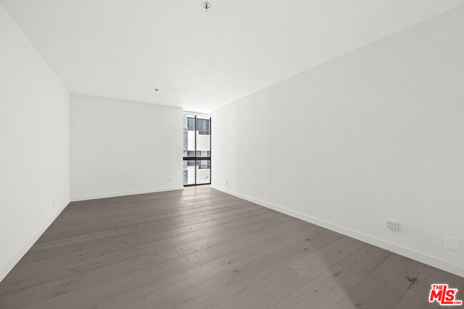Building Photo - 10660 Wilshire Blvd