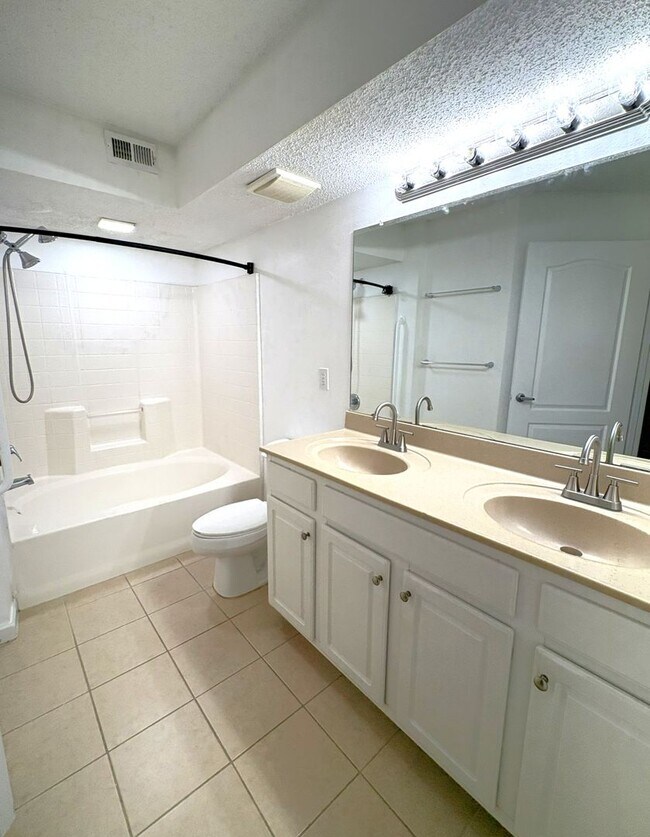 Building Photo - 3 Bedroom with Water View - Villanova at H...