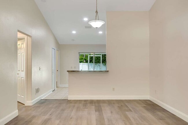 Building Photo - 51 Wellwood Ln