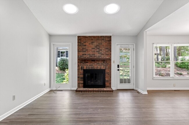 Building Photo - Charming Brick Ranch-Style Cul-de-Sac Home in Garner!