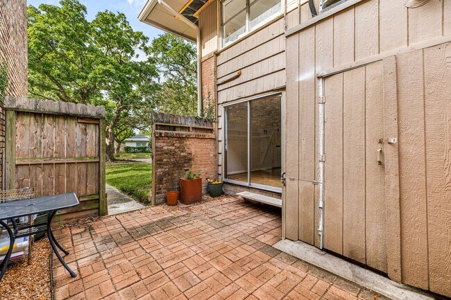 Building Photo - 4018 Blue Bonnet Blvd