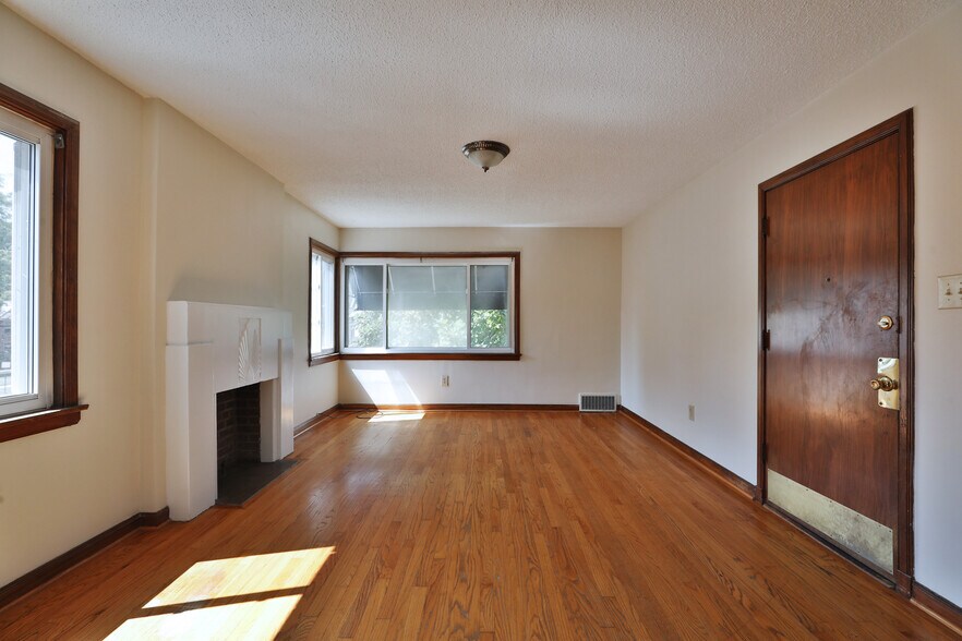 Building Photo - 3248 Indianola Ave