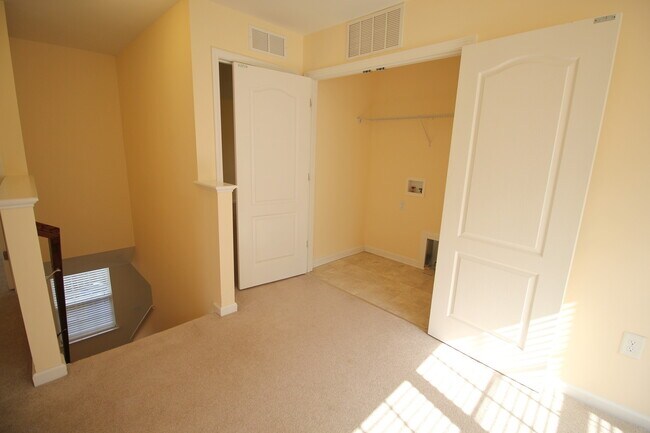 Building Photo - 3 Bedroom/2.5 Bath Home with Fenced-in Back Yard! Pet Friendly