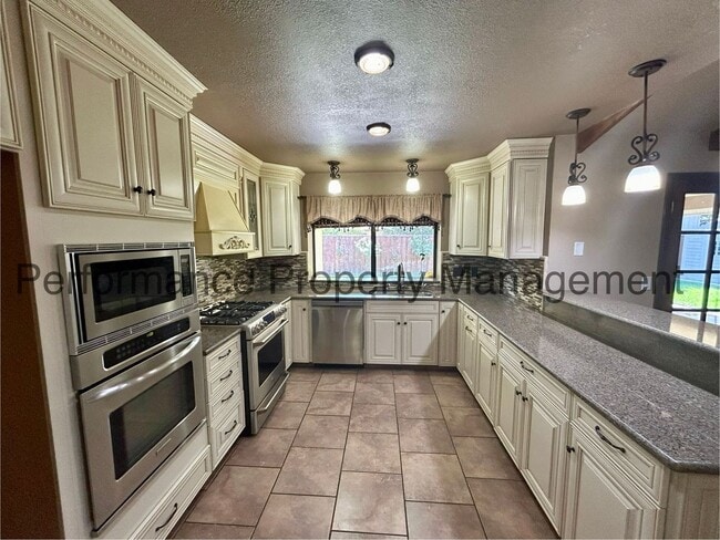Building Photo - Charming 3 Bed/2 Bath in Porterville w/ RBP & $0 Deposit Option