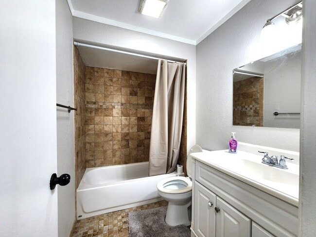 Building Photo - Spacious Single-Story Home; Private Fenced...