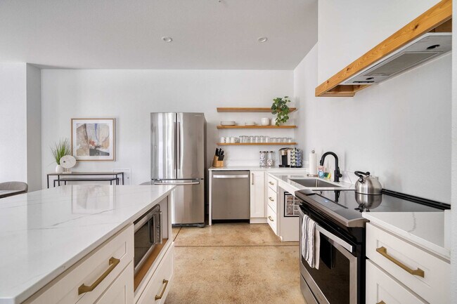 Building Photo - 4980 N Vancouver Ave