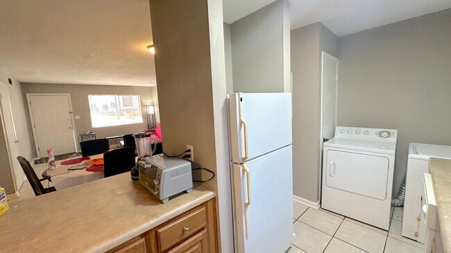 Building Photo - WALKABLE 2/1 TWN w/ & Washer/Dryer! Close ...