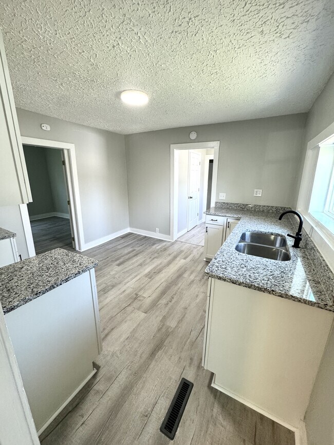 Building Photo - 105 Trail Dr