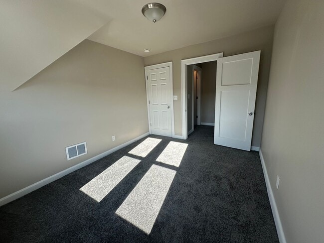 Building Photo - Large Open Concept 5BR/2BA Rent to Own Home