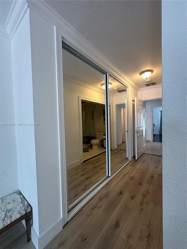 Building Photo - 2908 Bayview Dr