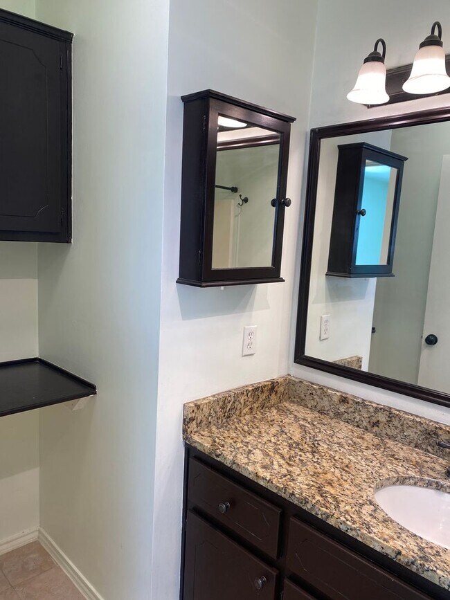 Building Photo - 3/2/2 Cozy Brick Home in South Lubbock!