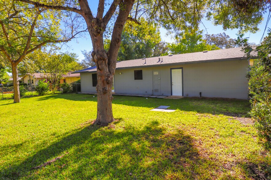 Building Photo - 309 E Wright Blvd