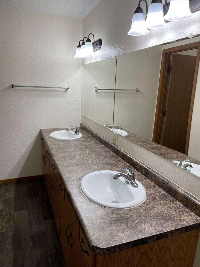 Building Photo - Four Bedroom Apartment