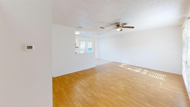 Building Photo - 1015 E Yager Ln