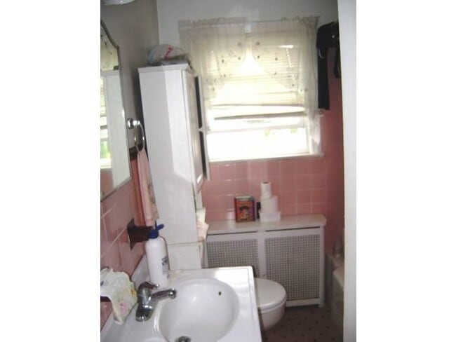 Building Photo - 28 Wolfle St